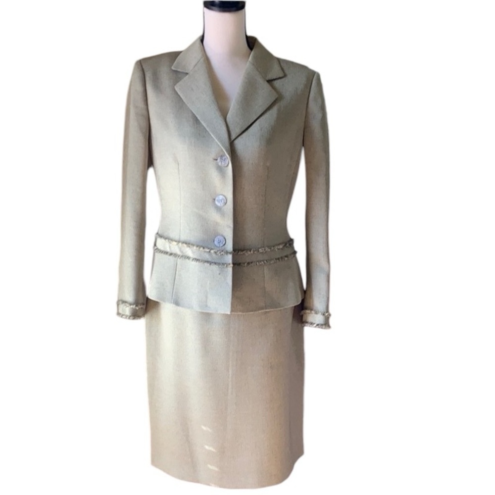 Like new Casper Light olive tweed suit sz 10P